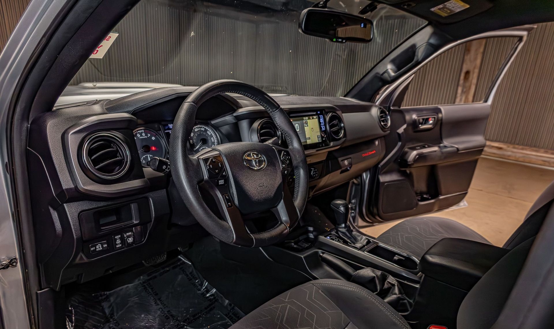 2017 Toyota Tacoma — photo 8
