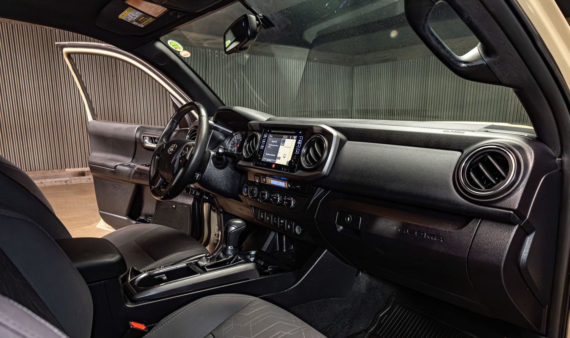 2017 Toyota Tacoma — photo 11
